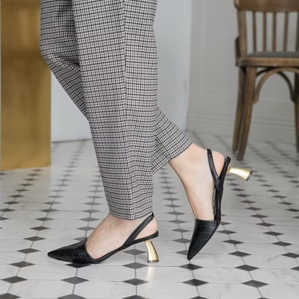 Thay vì sandals quai mảnh sang chảnh, nàng chân thô có thể chọn cao gót dáng cơ bản nhưng thêm chi tiết nhấn nhá, những đôi slingback, mulets... Nếu vẫn mê sandals mảnh mai kiêu kỳ thì những thiết kế có phần mũi chụm lại hoặc quai trước to bản sẽ giúp khắc phục kha khá nhược điểm đôi chân.