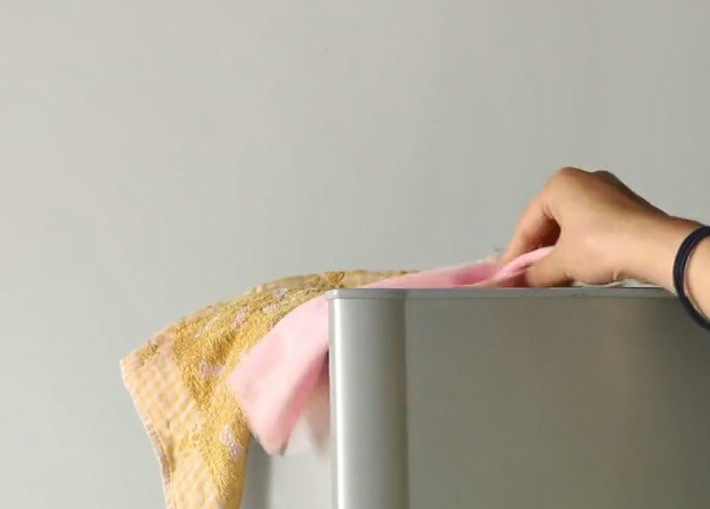 Giẻ lau để trên nóc tủ gây mất thẩm mỹ và khiến tủ lạnh tản nhiệt kém. Giẻ lau để trên nóc tủ gây mất thẩm mỹ và khiến tủ lạnh tản nhiệt kém.