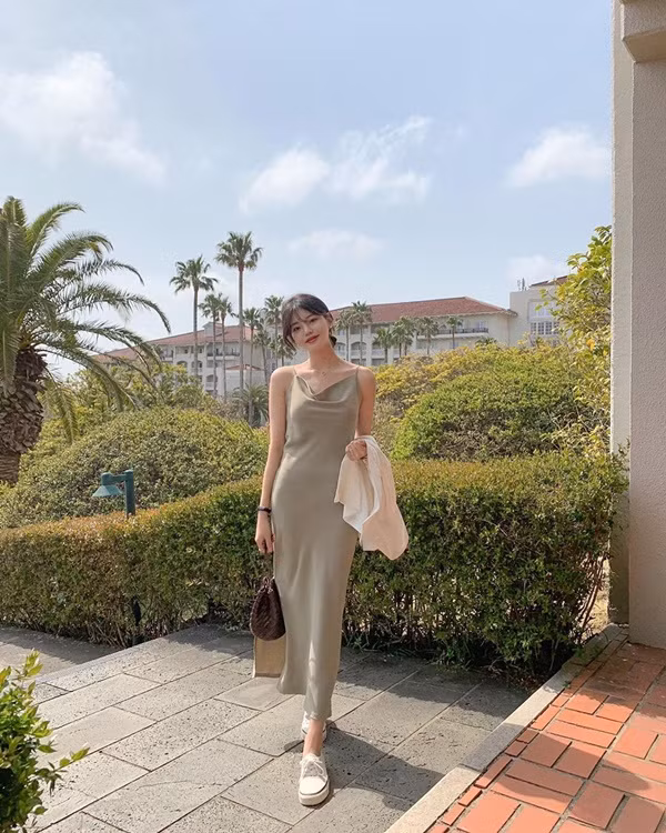 7 kiểu tóc vừa xinh vừa sang hết sức khi diện với váy lụa ảnh 2