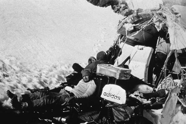 Những người sống sót nghỉ ngơi trên trên thân máy bay vào tháng 11/1972. Những người sống sót nghỉ ngơi trên trên thân máy bay vào tháng 11/1972.