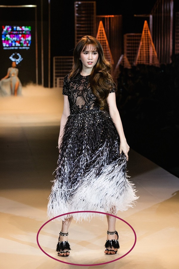 Những đôi sandals cao gót rất dễ lộ đôi chân thô với các ngón chân tõe hết cả, vẫn biết là sandals cao gót sang chảnh kiêu kỳ nhưng thiết kế này không dành cho Ngọc Trinh.