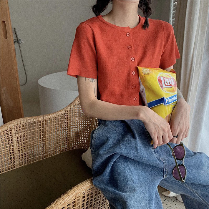 Mini crop top cardigan nhất định là item quốc dân vì hè này đi đâu bạn cũng sẽ thấy. Phối "em nó" với quần jeans, bạn sẽ có set đồ dễ thương, "hack tuổi" tài tình. Mini crop top cardigan nhất định là item quốc dân vì hè này đi đâu bạn cũng sẽ thấy. Phối "em nó" với quần jeans, bạn sẽ có set đồ dễ thương, "hack tuổi" tài tình.