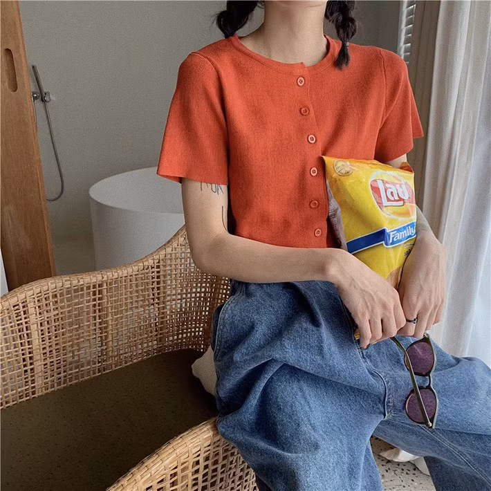 Mini crop top cardigan nhất định là item quốc dân vì hè này đi đâu bạn cũng sẽ thấy. Phối "em nó" với quần jeans, bạn sẽ có set đồ dễ thương, "hack tuổi" tài tình.