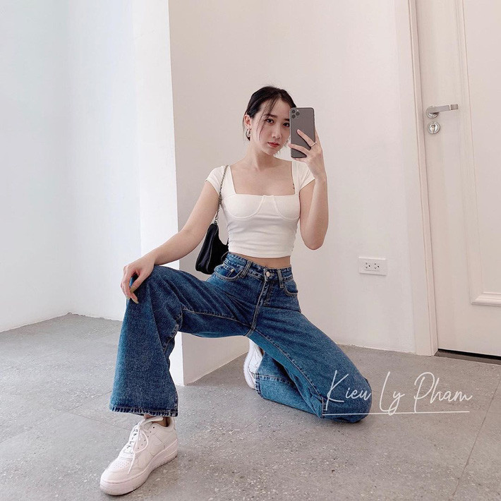 Crop top cổ vuông ôm sát với đường viền nhấn nhá chân ngực sẽ là kiểu áo dành cho những nàng mê style cá tính, sexy. Crop top cổ vuông ôm sát với đường viền nhấn nhá chân ngực sẽ là kiểu áo dành cho những nàng mê style cá tính, sexy.