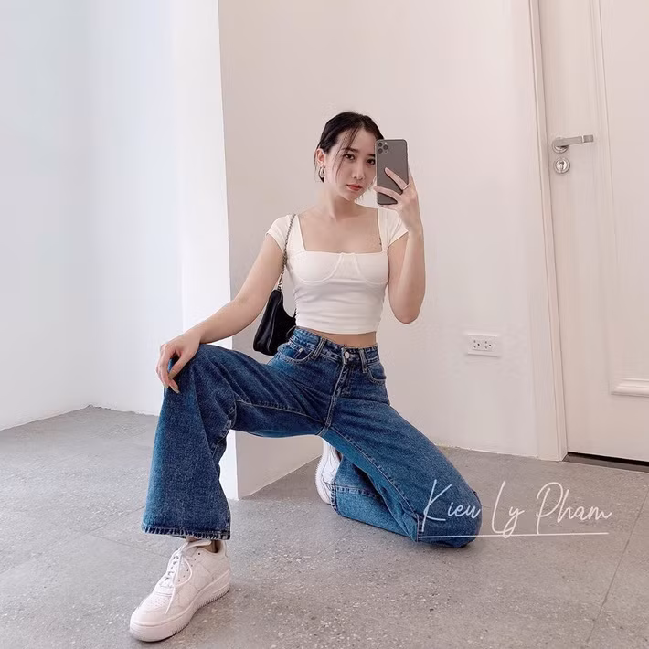Crop top cổ vuông ôm sát với đường viền nhấn nhá chân ngực sẽ là kiểu áo dành cho những nàng mê style cá tính, sexy.