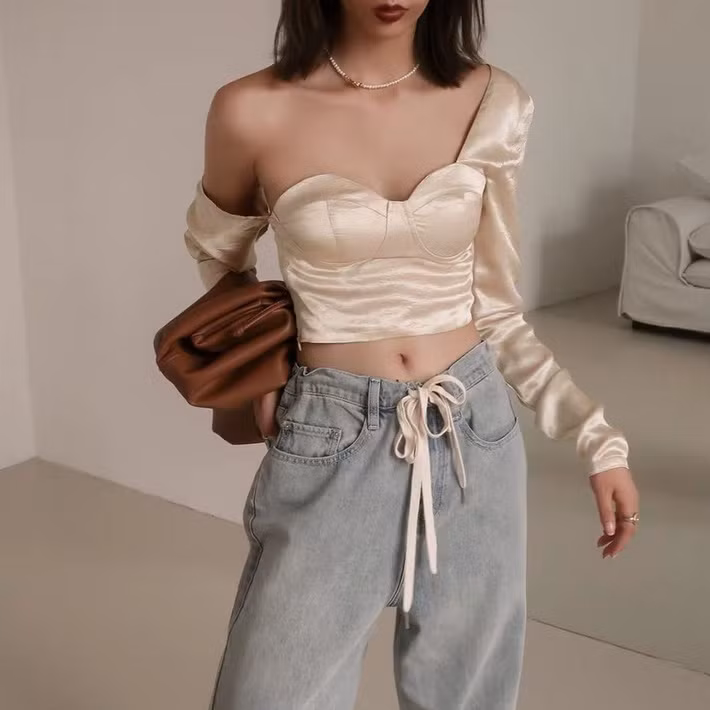 Ngoài ra, hội sành mốt còn có thêm lựa chọn khác là phối quần jeans với corset giúp khoe khéo vòng 1, giúp vẻ ngoài chắc chắn sang xịn và cuốn hút thêm vài lần.