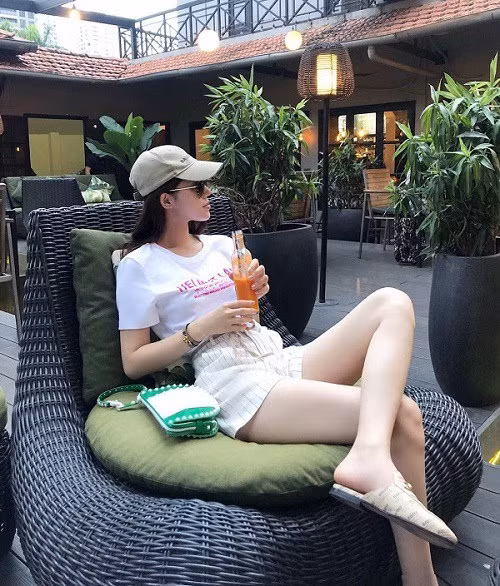 Mắt kính của LV, dép của Gucci và túi xách của Valentino, hoa hậu rich kid luôn chứng tỏ đẳng cấp con nhà giàu mọi lúc mọi nơi và mọi món đồ dù là nhỏ nhất.