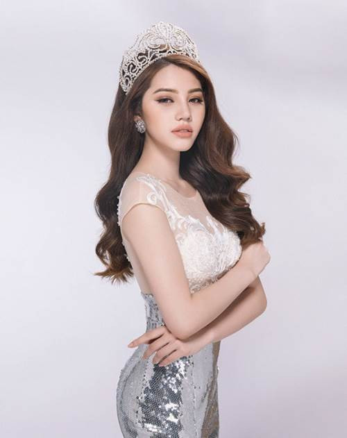 Hoa hậu thế giới người Việt 2015 Jolie Nguyễn sở hữu nhan sắc xinh đẹp, vẻ ngoài gợi cảm hút hồn và được gắn liền với danh xưng "Hoa hậu rich kid" ngay từ những ngày đầu bước chân vào showbiz. Hoa hậu thế giới người Việt 2015 Jolie Nguyễn sở hữu nhan sắc xinh đẹp, vẻ ngoài gợi cảm hút hồn và được gắn liền với danh xưng "Hoa hậu rich kid" ngay từ những ngày đầu bước chân vào showbiz.