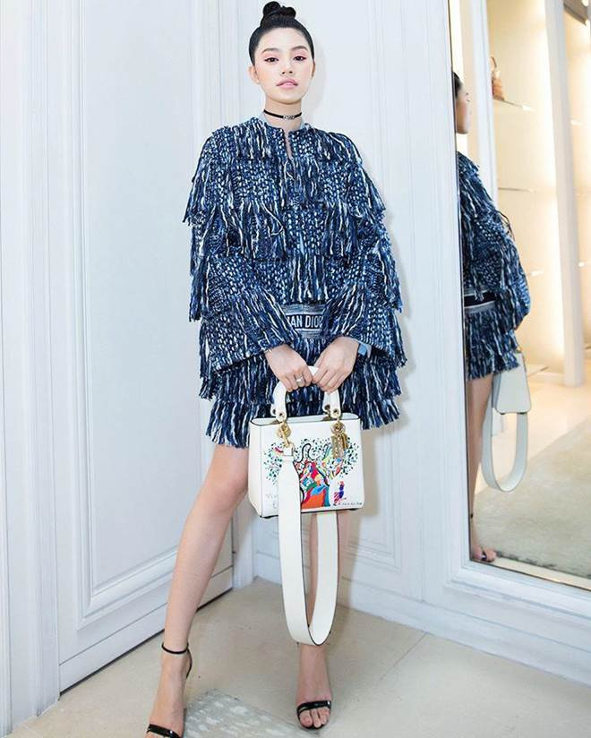 Lên đồ tham gia sự kiện, Jolie Nguyễn trở thành tâm điểm khi diện nguyên cây đồ từ nhà mốt Christian Dior. Nào là Choker Dior hơn 9 triệu đồng, set váy áo Dior vài chục triệu đồng và túi xách hơn 100 triệu đồng. Lên đồ tham gia sự kiện, Jolie Nguyễn trở thành tâm điểm khi diện nguyên cây đồ từ nhà mốt Christian Dior. Nào là Choker Dior hơn 9 triệu đồng, set váy áo Dior vài chục triệu đồng và túi xách hơn 100 triệu đồng.