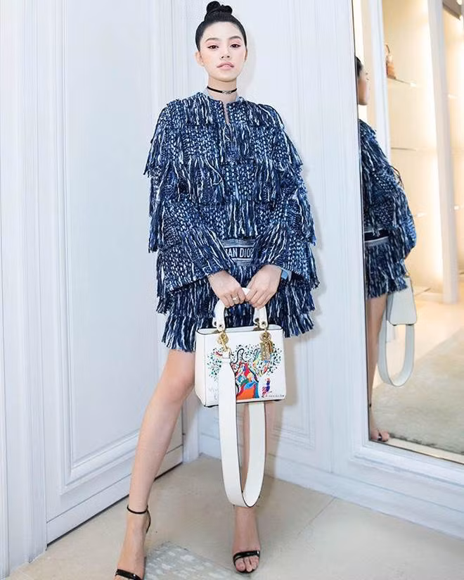 Lên đồ tham gia sự kiện, Jolie Nguyễn trở thành tâm điểm khi diện nguyên cây đồ từ nhà mốt Christian Dior. Nào là Choker Dior hơn 9 triệu đồng, set váy áo Dior vài chục triệu đồng và túi xách hơn 100 triệu đồng.