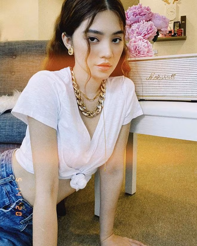 Chỉ là vài khoảnh khắc tự sướng đơn giản thôi, nàng hậu sinh năm 1997 đã khoe hai món phụ kiện lên đến giá tiền tỷ với đôi bông tai màu vàng và sợi dây chuyền xích nhìn hao hao như sợi dây chuyền mà Jennie đeo cách đây chưa lâu có giá 1 tỷ 8.