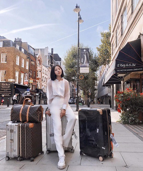 Chỉ riêng đi du lịch thôi, Jolie Nguyễn cũng sử dụng loạt vali, túi lớn của Louis Vuitton có giá "đắt xắt ra miếng". Chẳng hạn như túi trống họa tiết monogram có giá khoảng 46 triệu đồng, vali kéo lớn cũng của LV và có giá tới tận gần 79 triệu đồng. Chỉ riêng đi du lịch thôi, Jolie Nguyễn cũng sử dụng loạt vali, túi lớn của Louis Vuitton có giá "đắt xắt ra miếng". Chẳng hạn như túi trống họa tiết monogram có giá khoảng 46 triệu đồng, vali kéo lớn cũng của LV và có giá tới tận gần 79 triệu đồng.