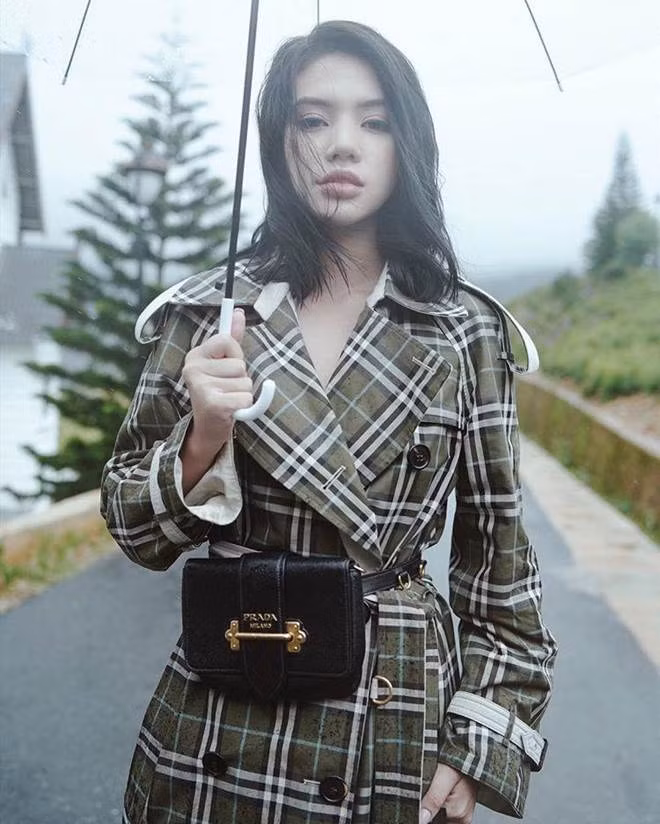 Jolie Nguyễn cá tính với belt bag của nhà mốt Prada đắt đỏ kết hợp cùng áo măng tô họa tiết caro của Burberry. Vốn có nhan sắc xinh đẹp, học vấn khủng lại có tài kinh doanh nên hiện tại, cuộc sống của Jolie Nguyễn ngập trong nhung lụa, là điều mà nhiều cô gái mơ ước.