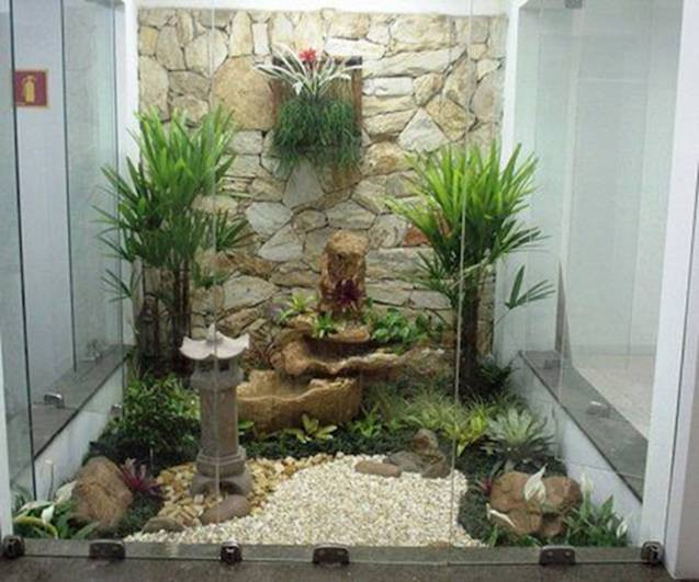 Sân vườn nhỏ theo phong cách Nhật Bản có đèn đá, đá sỏi và cây xanh. Sân vườn nhỏ theo phong cách Nhật Bản có đèn đá, đá sỏi và cây xanh.