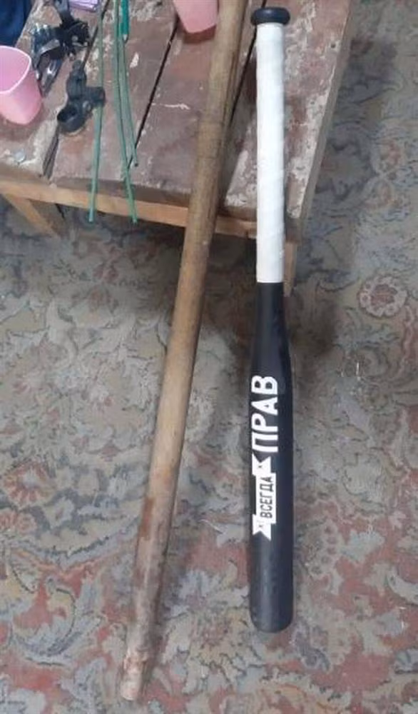 Gã này đã cắt một phần tai của một trong hai cậu bé, thậm chí còn toan dùng dao làm bếp để chặt ngón chân của người còn lại.