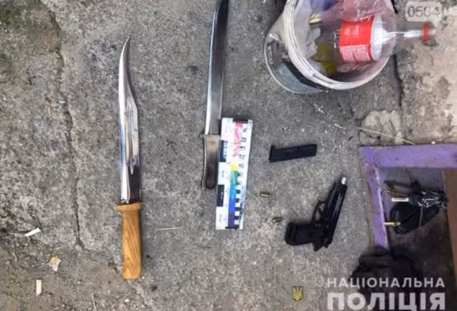 Những hung khí gã đàn ông "quái vật" dùng để tra tấn hai nạn nhân.