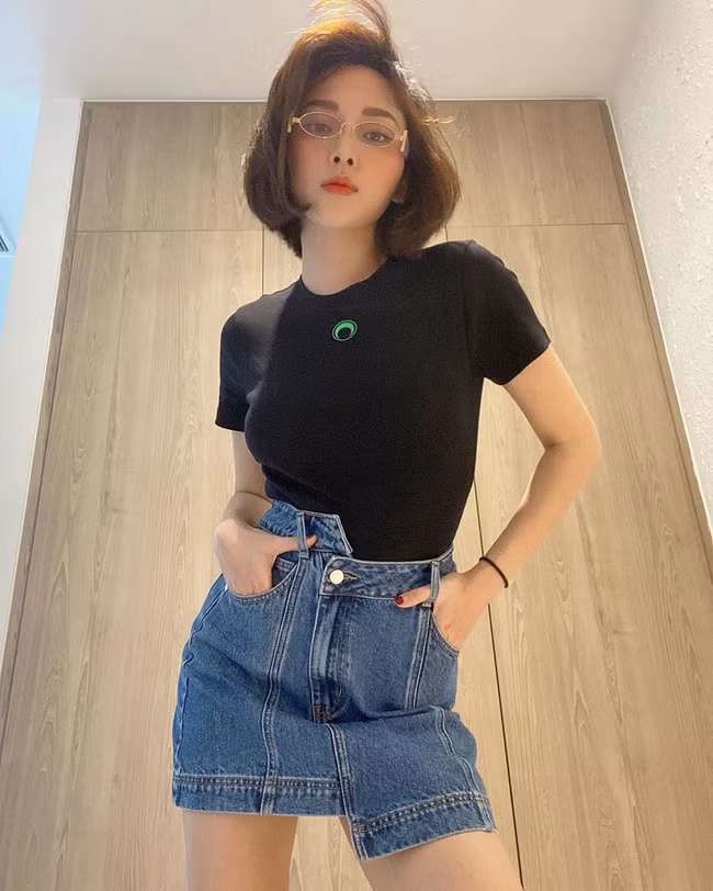 Áo thun đen + chân váy denim là combo hack tuổi cực ổn nhưng vẫn toát lên nét cá tính, thời thượng mà không bị "cưa sừng làm nghé". Cứ ngắm Tóc Tiên U30 quá xịn đẹp trong bộ đôi váy áo này, những nàng tuổi băm sẽ muốn học theo ngay.