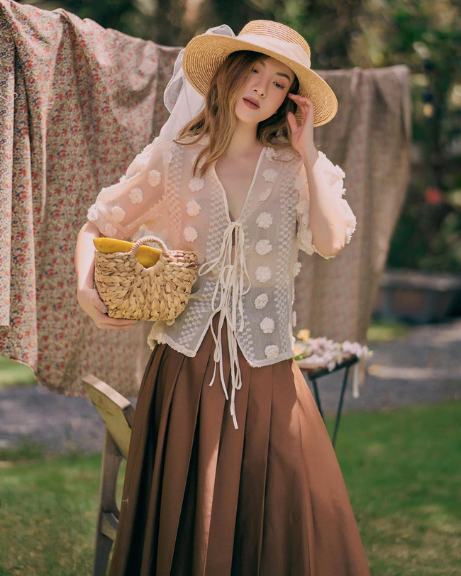 Nhờ khéo chọn bra, Yến Nhi dù diện áo xuyên thấu vẫn rất duyên dáng. Vẻ ngoài của cô nàng càng thêm nữ tính, thời thượng khi hoàn thiện set đồ với chân váy xếp li mang gam màu nhã nhặn.