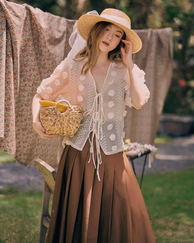 Nhờ khéo chọn bra, Yến Nhi dù diện áo xuyên thấu vẫn rất duyên dáng. Vẻ ngoài của cô nàng càng thêm nữ tính, thời thượng khi hoàn thiện set đồ với chân váy xếp li mang gam màu nhã nhặn.