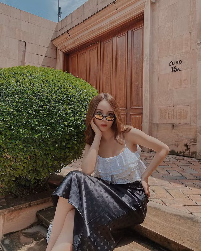 Vẫn là áo xếp bèo mix với chân váy lụa nhưng khi chọn gam màu đen – trắng làm chủ đạo, set đồ của Yến Trang lập tức ghi điểm ở vẻ tinh tế, trang nhã và độ nổi bật, cuốn hút vẫn không thể phủ nhận.