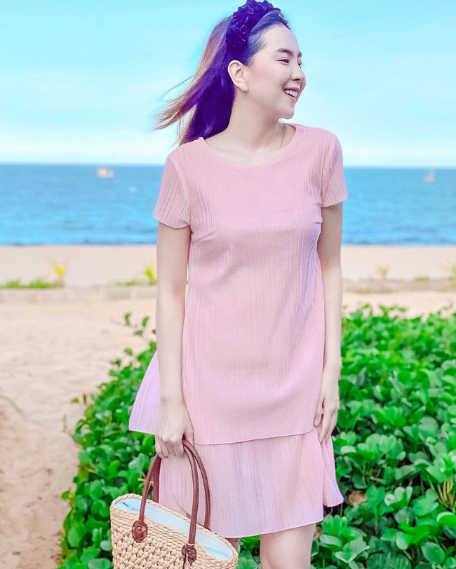 Khỏi phải suy nghĩ nhiều khi mix đồ, chị em cứ sắm set áo + chân váy liền cành như Mai Ngọc là đẹp xinh hết ý.