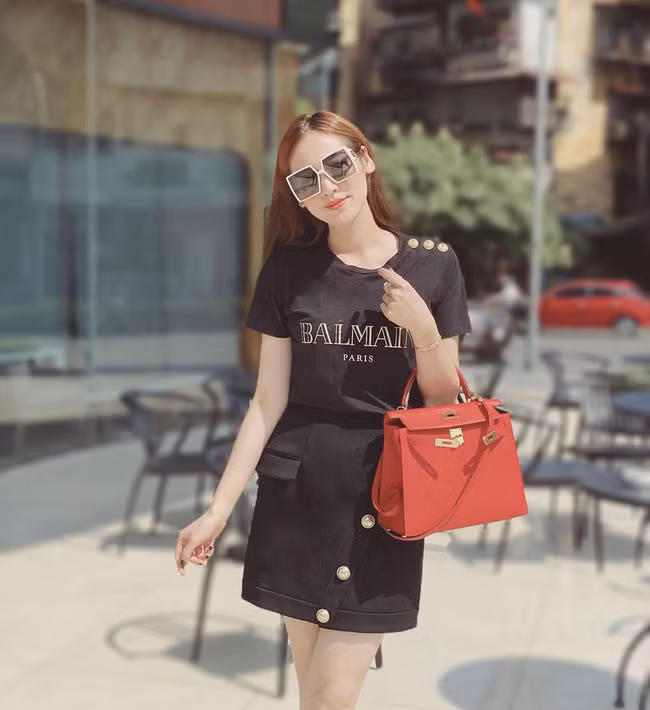 Nếu không thể "đu" theo cả một cây đồ hiệu giống Tú Anh, bạn chỉ cần áp dụng công thức áo thun + chân váy ngắn thôi là đã đủ sành điệu, sang xịn. Bật mí là combo này còn giúp bạn ăn gian chiều cao và thu gọn vóc dáng rất ổn.