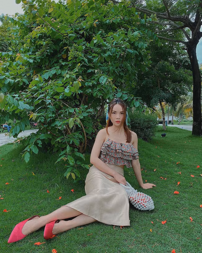 Kết hợp chân váy đơn giản với áo xếp bèo điệu đà, Yến Trang đã có được tổng thể trang phục nổi bật. Hơn thế, nhờ chiếc chân váy lụa bóng bẩy, set đồ của Yến Trang còn toát lên vẻ sang chảnh, xịn sò.