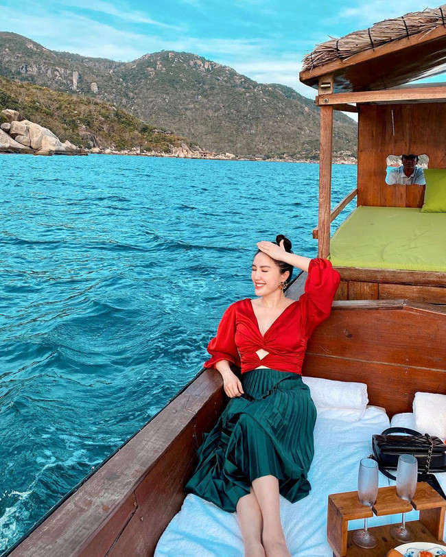 Hè năm nay, chân váy xếp li vẫn được các sao Việt ưu ái lắm và để set đồ thêm phần thú vị, Bảo Thy đã kết hợp kiểu chân váy đơn giản này với áo cut-out tay bồng, chụp ảnh sống ảo thì nổi phải biết.