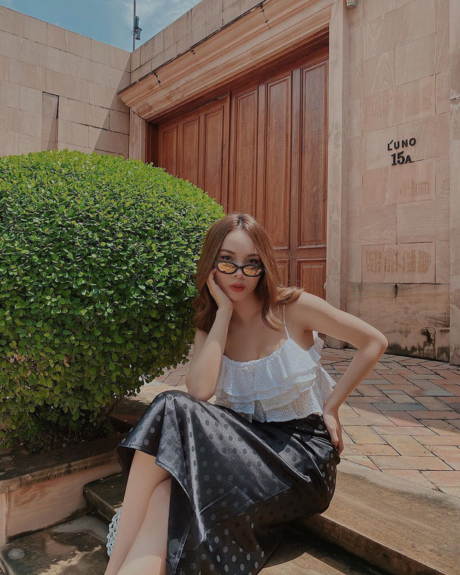 Vẫn là áo xếp bèo mix với chân váy lụa nhưng khi chọn gam màu đen – trắng làm chủ đạo, set đồ của Yến Trang lập tức ghi điểm ở vẻ tinh tế, trang nhã và độ nổi bật, cuốn hút vẫn không thể phủ nhận.