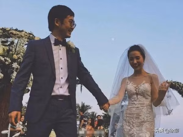 Không chỉ hôn nhân mà sự nghiệp của Tưởng Phàm cũng tổn thất nặng nề sau nghi án ngoại tình với Trương Đại Dịch.