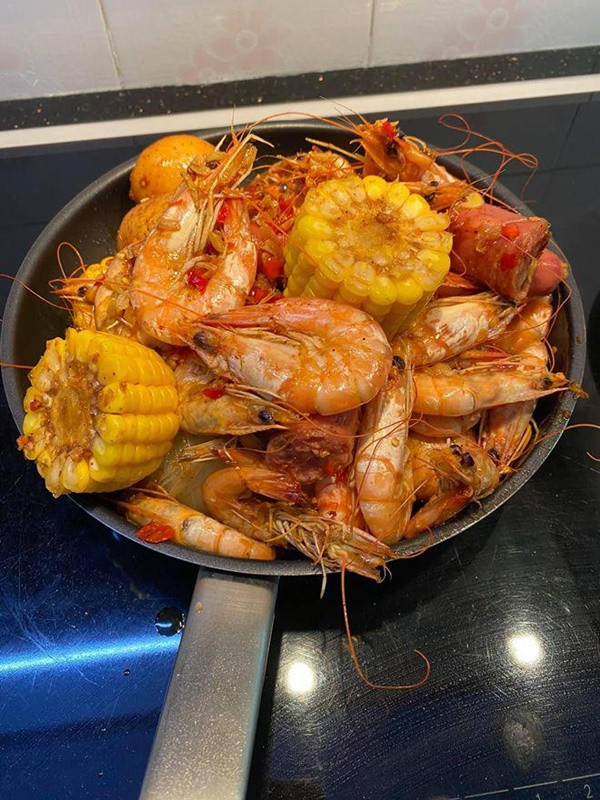 Thực đơn cách ly của Quang Linh vô cùng phong phú. Anh còn tự làm tôm theo kiểu crawfish. Bạn bè, người hâm mộ hài hước gọi nam ca sĩ là "Chef Linh", "Linh can cook"... Thực đơn cách ly của Quang Linh vô cùng phong phú. Anh còn tự làm tôm theo kiểu crawfish. Bạn bè, người hâm mộ hài hước gọi nam ca sĩ là "Chef Linh", "Linh can cook"...