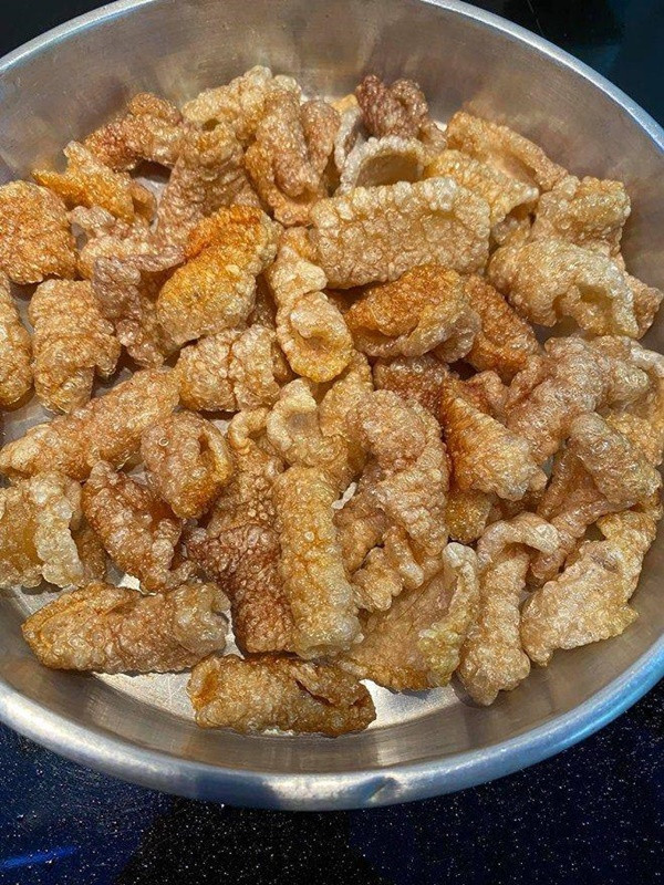 Anh làm món da heo chiên giòn. Anh làm món da heo chiên giòn.