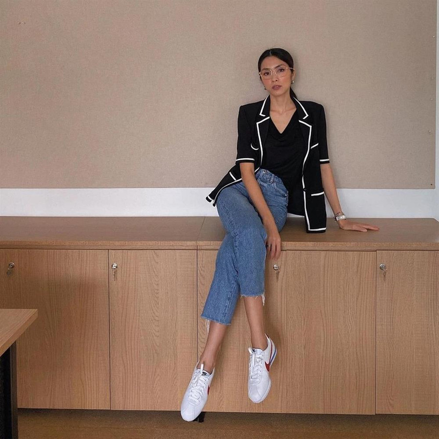 Vẫn là áo phông và quần jeans, nhưng khi mix thêm cùng áo blazer tay lửng là set đồ của Hà Tăng đã thêm vài phần trẻ trung xen lẫn sang trọng, thanh lịch để diện đến sở làm. Xem Hà Tăng lên đồ đi làm, chị em tăm tia được ngay khối chiêu lên đồ chuẩn sang xịn đến sở làm-9