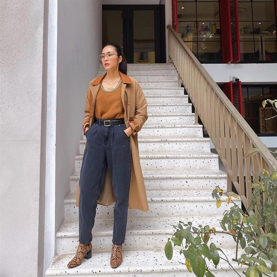 Khi khác Hà Tăng lại diện áo len dệt kim mỏng mix cùng quần jeans, boots da và áo khoác dáng dài. Tổng thể trang phục xoay quanh tông đen - nâu cơ bản nên khá dễ mix, không quá cầu kỳ nhưng đủ sang trọng và cũng rất dễ để copy theo. Xem Hà Tăng lên đồ đi làm, chị em tăm tia được ngay khối chiêu lên đồ chuẩn sang xịn đến sở làm-11