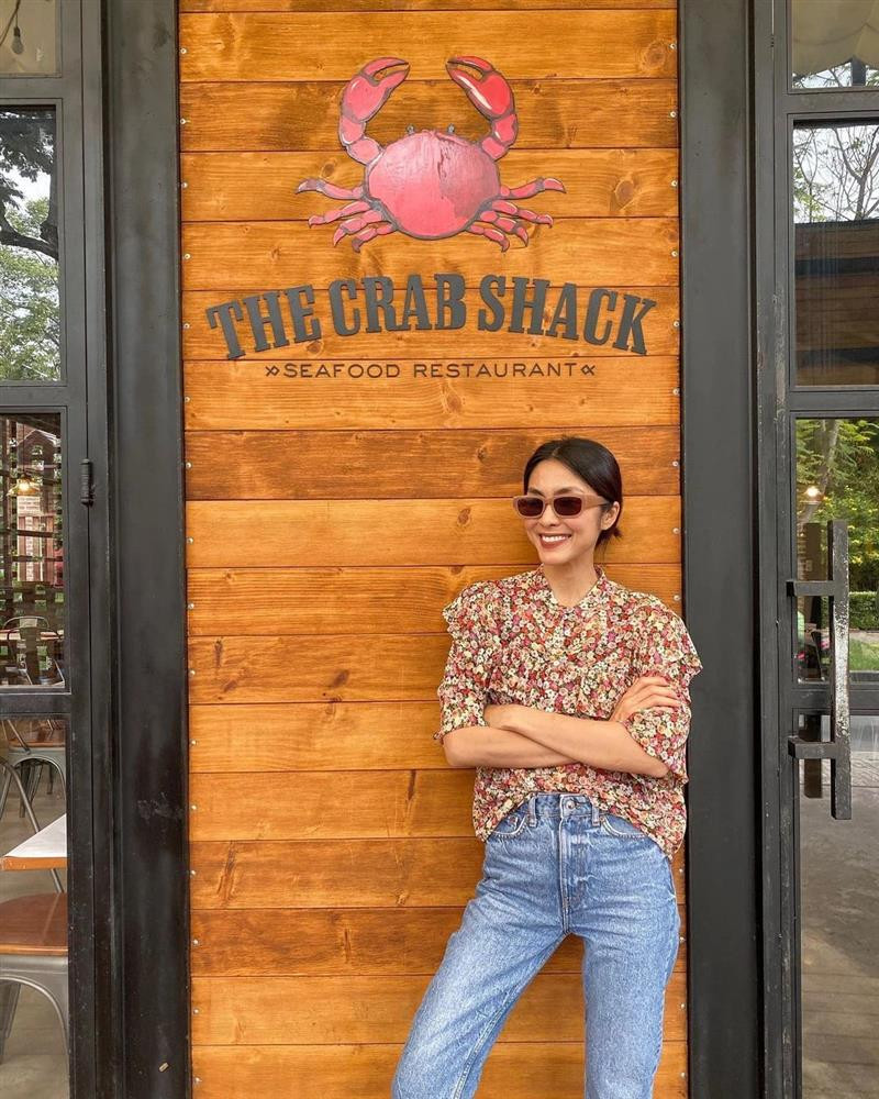 Nếu sợ diện áo blouse hoa quá bánh bèo thì bạn có thể học Hà Tăng mix cùng quần jeans tạo cảm giác trẻ trung hiện đại, đồng bộ với đó là kiểu tóc búi thấp, đeo kính râm là có ngay set đồ chuẩn sang xịn Xem Hà Tăng lên đồ đi làm, chị em tăm tia được ngay khối chiêu lên đồ chuẩn sang xịn đến sở làm-4