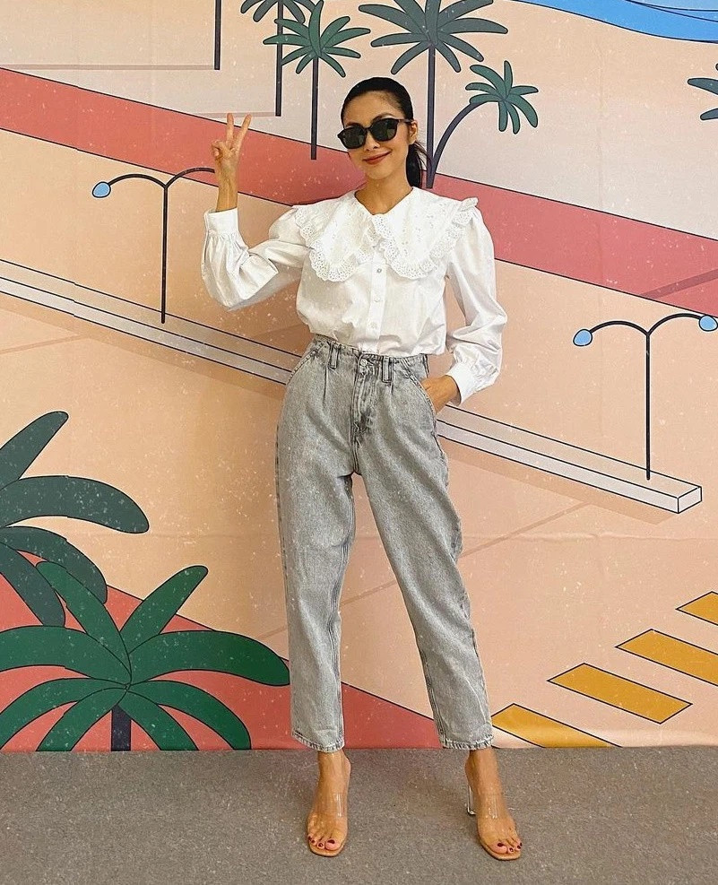Khi khác cô chọn diện áo blouse cổ sen mix cùng quần jeans sáng màu, đi sandal quai trong giúp hack chân dài miên man. Set đồ vừa điệu đà lại vừa cá tính diện đi làm hay đi chơi cũng đều đẹp cả Xem Hà Tăng lên đồ đi làm, chị em tăm tia được ngay khối chiêu lên đồ chuẩn sang xịn đến sở làm-5