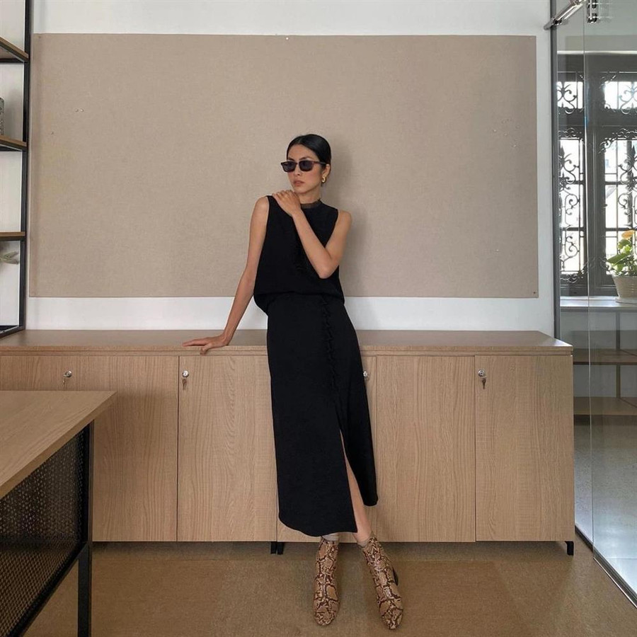 Lên đồ đến sở làm, Hà Tăng chỉ cần diện mẫu váy đen dáng dài không tay mix cùng boots da là có ngay set đồ ổn áp. Diện trang phục trơn tối màu, Hà Tăng cố tình mix cùng boots họa tiết để tạo thành điểm nhấn thu hút giúp bộ cánh trông ấn tượng hơn. Cô cũng không quên mix thêm kính râm và một đôi khuyên nổi bật để ghi điểm sang chảnh Xem Hà Tăng lên đồ đi làm, chị em tăm tia được ngay khối chiêu lên đồ chuẩn sang xịn đến sở làm-1
