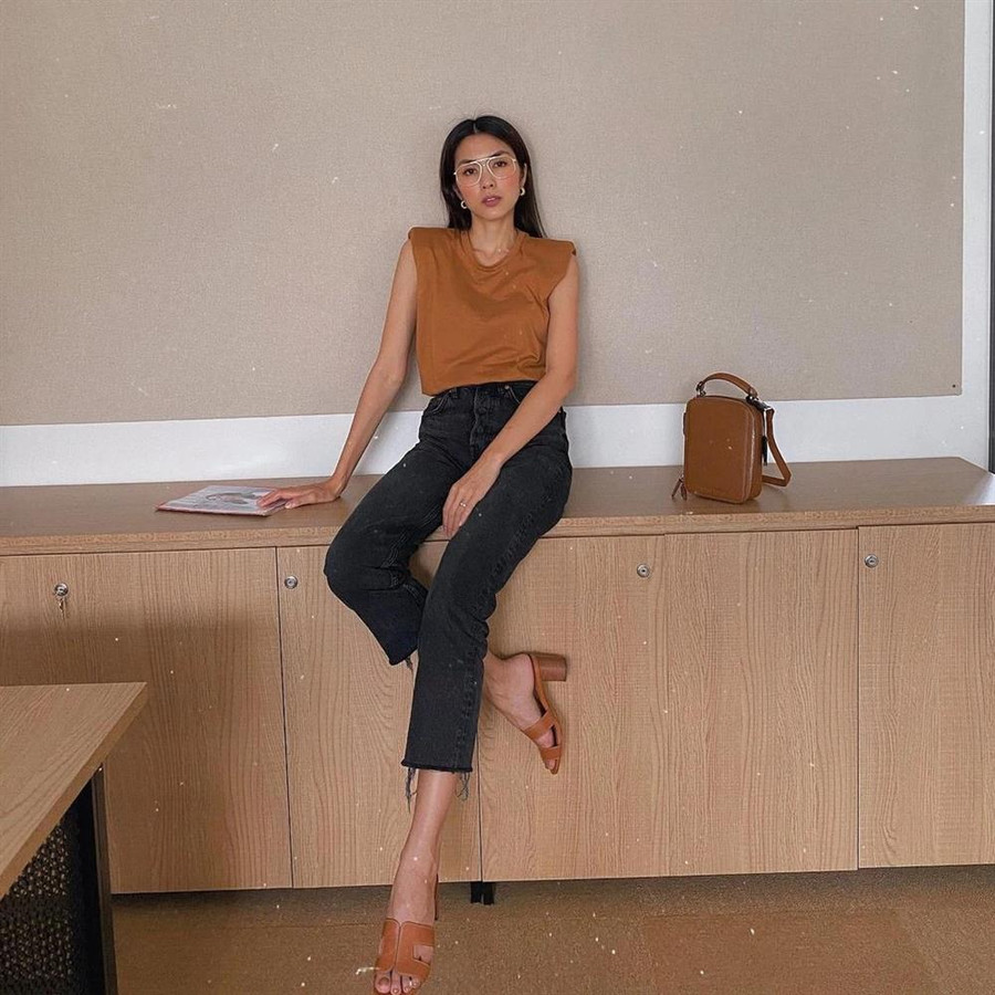 Áo phông+ quần jeans chính là combo lên đồ không bao giờ lỗi mốt. Bạn có thể chọn những mẫu áo phông cách điệu như Hà Tăng cho thêm thu hút. Và nếu không quá tự tin vào trình mix đồ của bản thân thì bạn nên giới hạn set đồ chỉ xoay quanh 2 - 3 gam màu cơ bản mà thôi. Xem Hà Tăng lên đồ đi làm, chị em tăm tia được ngay khối chiêu lên đồ chuẩn sang xịn đến sở làm-7