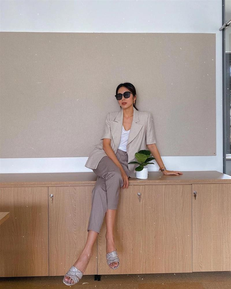 Hà Tăng dường như khá yêu thích blazer tay lửng, cô còn sở hữu một item khác mang tông màu sáng, họa tiết kẻ. Với item này, Hà Tăng mix cùng áo phông trắng, quần âu dáng cơ bản. Về phần giày dép thì cô có thể chọn diện cùng giày thể thao hay sandal/dép cũng đều ổn cả. Xem Hà Tăng lên đồ đi làm, chị em tăm tia được ngay khối chiêu lên đồ chuẩn sang xịn đến sở làm-10