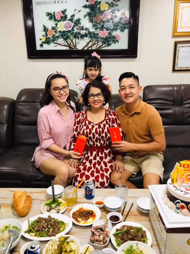 Sao Việt ồ ạt khoe mâm cúng hoành tráng ngày vía Thần Tài-8