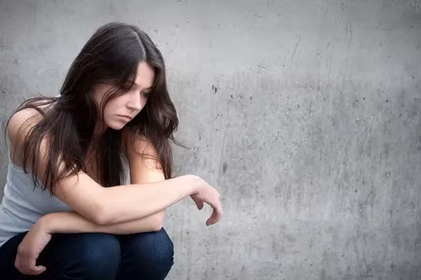 Xem lại camera trong nhà, tôi lạnh người khi thấy thái độ hờ hững của chồng lúc tôi ngã xuống đất ngất xỉu-1