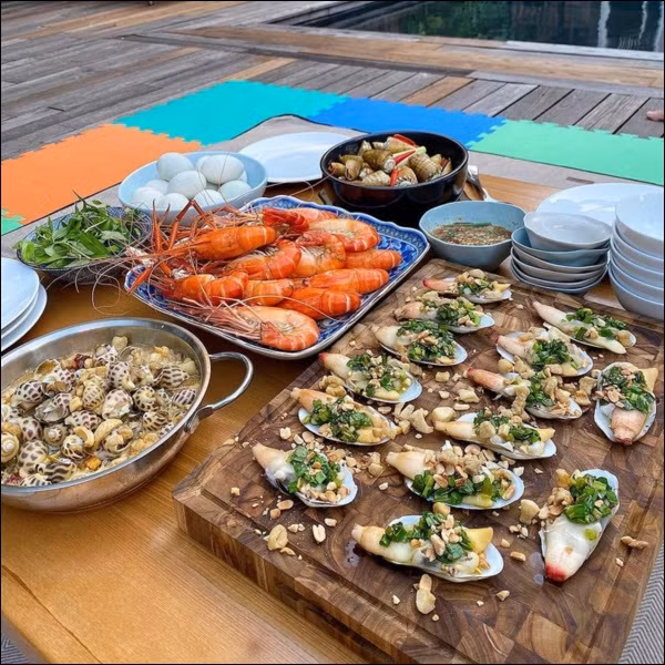 Tiệc cuối tuần của gia đình tài phiệt do Hà Tăng tự nấu, toàn hải sản xịn, nhìn thôi đã biết hấp dẫn vô cùng-3
