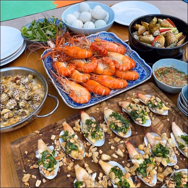 Tiệc cuối tuần của gia đình tài phiệt do Hà Tăng tự nấu, toàn hải sản xịn, nhìn thôi đã biết hấp dẫn vô cùng-2