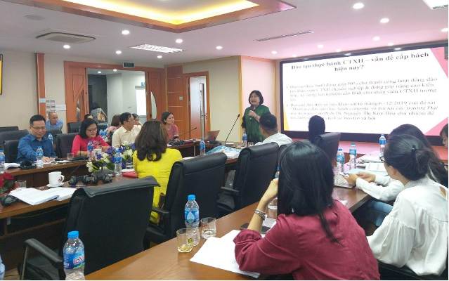 PGS. TS. Nguyễn Thị Kim Hoa phát biểu tại hội thảo PGS. TS. Nguyễn Thị Kim Hoa phát biểu tại hội thảo