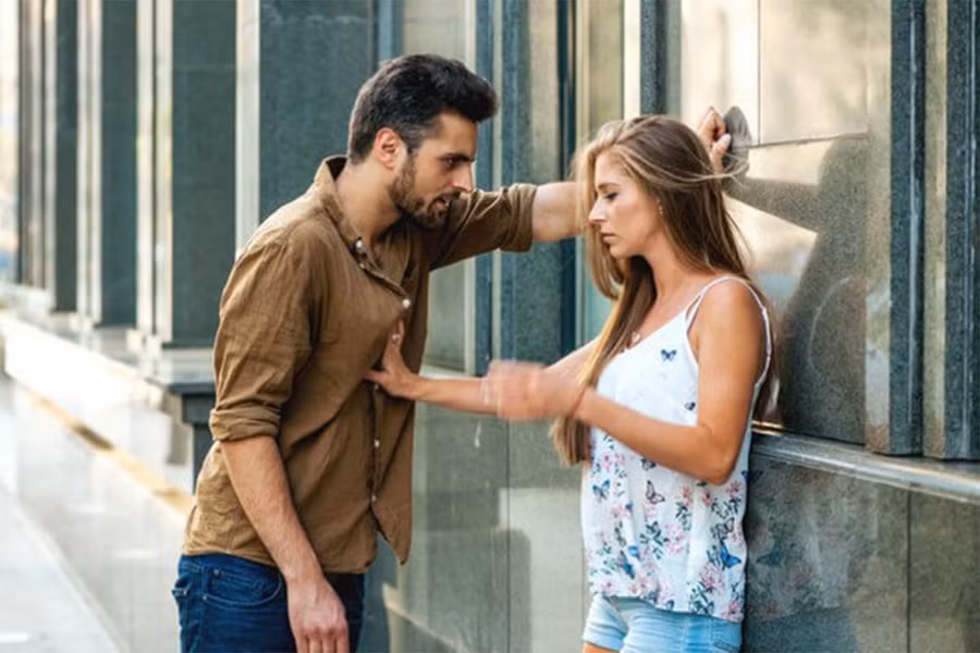 Bạn đang tạo ấn tượng xấu với phụ nữ nếu bạn quá phụ thuộc vào rượu. (Ảnh: ITN).