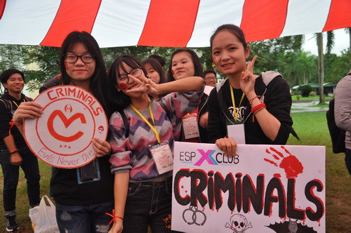 Sinh viên hòa hứng tham gia Hội trại Học tập tiếng Anh “Dare to Do” với chủ đề “Sinh viên và khởi nghiệp”.