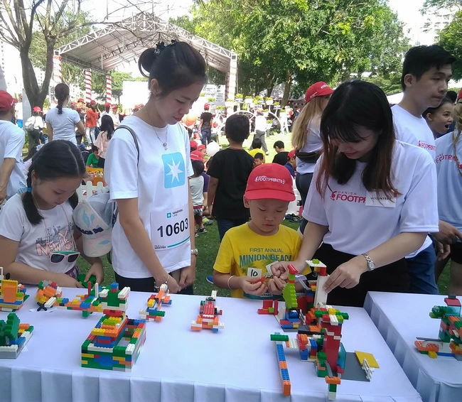  Các em nhỏ tham gia xếp mô hình LEGO tại ngày Đan Mạch 2017