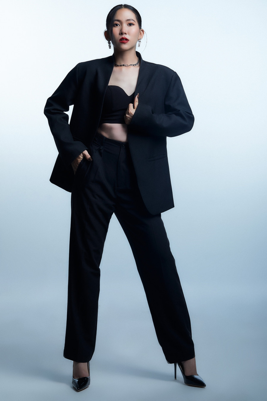 Với concept menswear cá tính, đầy bí ẩn và quyền lực, đây cũng chính là bộ ảnh mà team Cam “chào sân” với khán giả chương trình cũng như fans sắc đẹp trước khi bắt đầu bước vào những thử thách vòng loại.