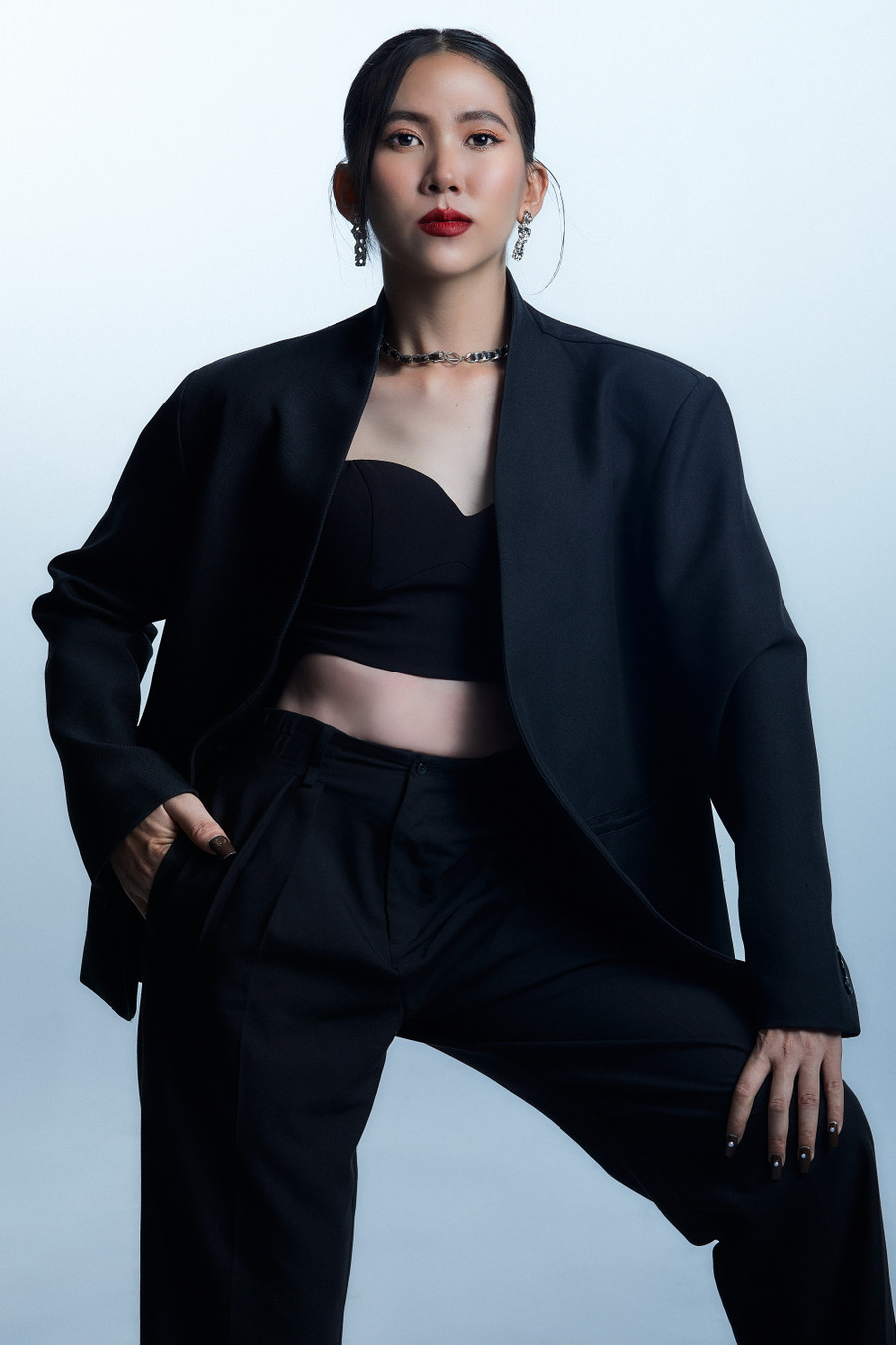 Kha Nữ là cô gái miền Tây, có tính cách hài hước đã mang đến nhiều tiếng cười cho Ban giám khảo trong tập 1. Cô nàng chia sẻ từ quê lên Sài Gòn làm nhiều công việc như công nhân, phục vụ để kiếm tiền theo đuổi ước mơ của mình. Từ nhỏ, cô sống với bố và bố thường cho cô đi xem lô tô nên ông cũng có cái nhìn tích cực về cộng đồng LGBT và ủng hộ con mình.