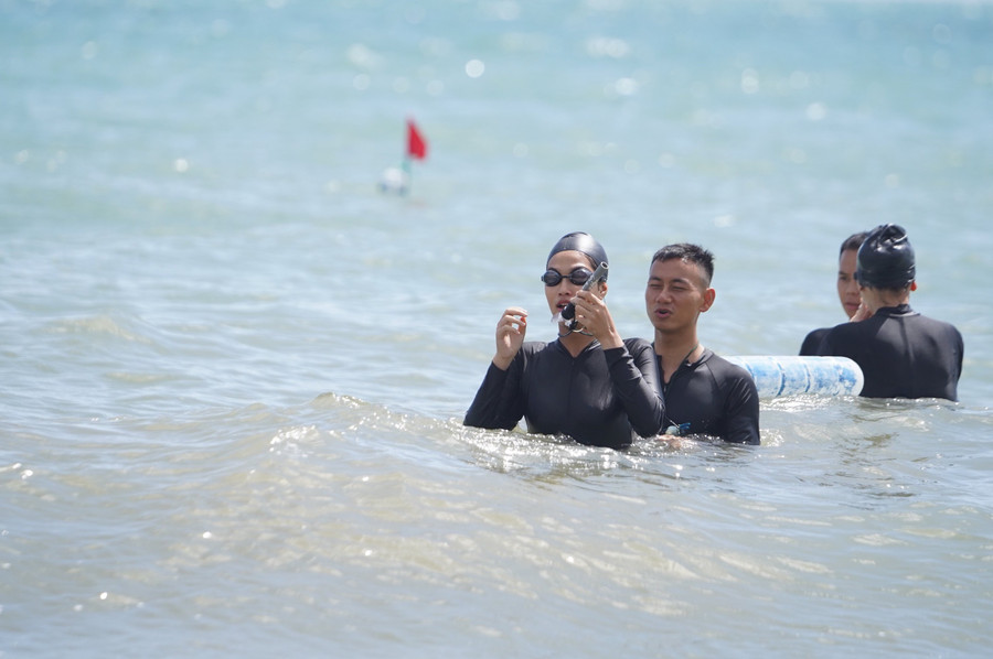 Dù bệnh tim tái phát cộng với việc bị tiền đình nhưng cô nàng vẫn kiên cường không khuất phục để vượt qua thử thách. Dù bệnh tim tái phát cộng với việc bị tiền đình nhưng cô nàng vẫn kiên cường không khuất phục để vượt qua thử thách.